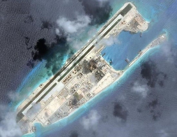 ファイアリー・クロス礁衛星写真.jpg